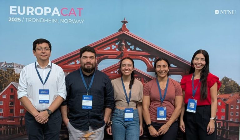 Estudiante asociada a Reconversión obtiene el Best Poster Award en EuropaCat 2025