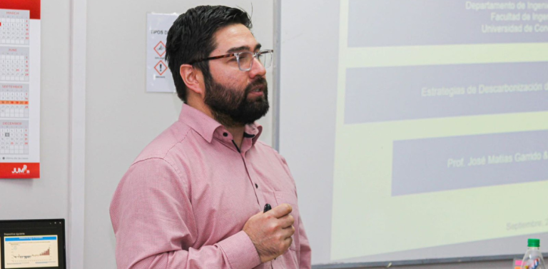 Investigador de Reconversión aborda la descarbonización industrial en charla a estudiantes de Concepción